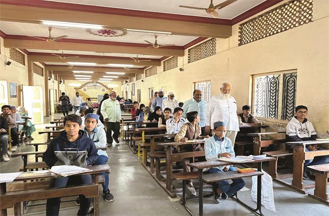 Dr. Saeed Faizi, President of Malegaon Educational Forum Dr. Manzoor Ayubi and other guests inspecting an exam hall before the start of the paper; Photo: INN